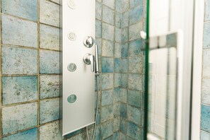 Dusche, Haartrockner, Handtücher, Seife