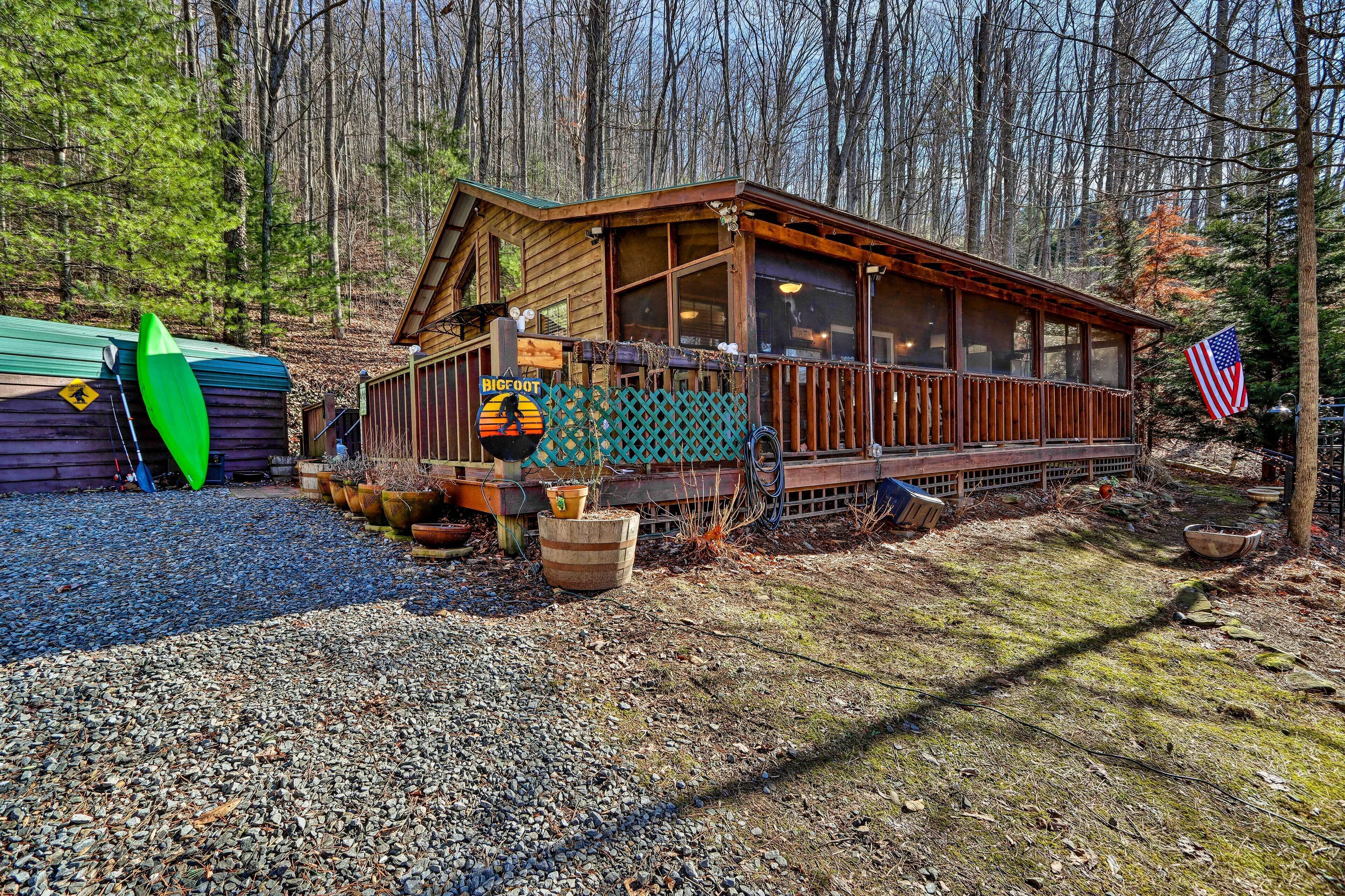 Cozy Murphy Cabin w/ Fire Pit + Deck