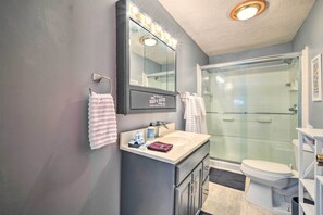 Secador de cabelo, toalhas de banho