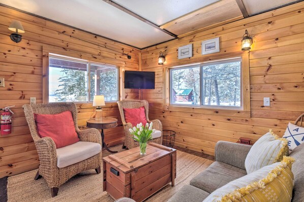 TV - 8 Mi to Saddleback Ski Area: Cabin w/ Fire Pit (Rangeley)