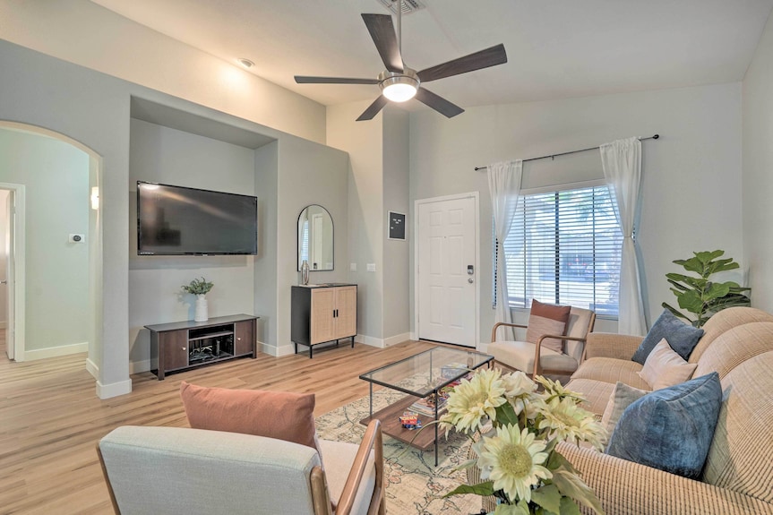 Sunlit Peoria Gem W/ Yard: Hike, Golf & Explore! - Sun City, AZ