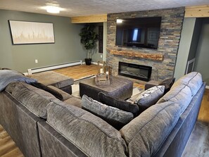 Een smart-tv en een open haard