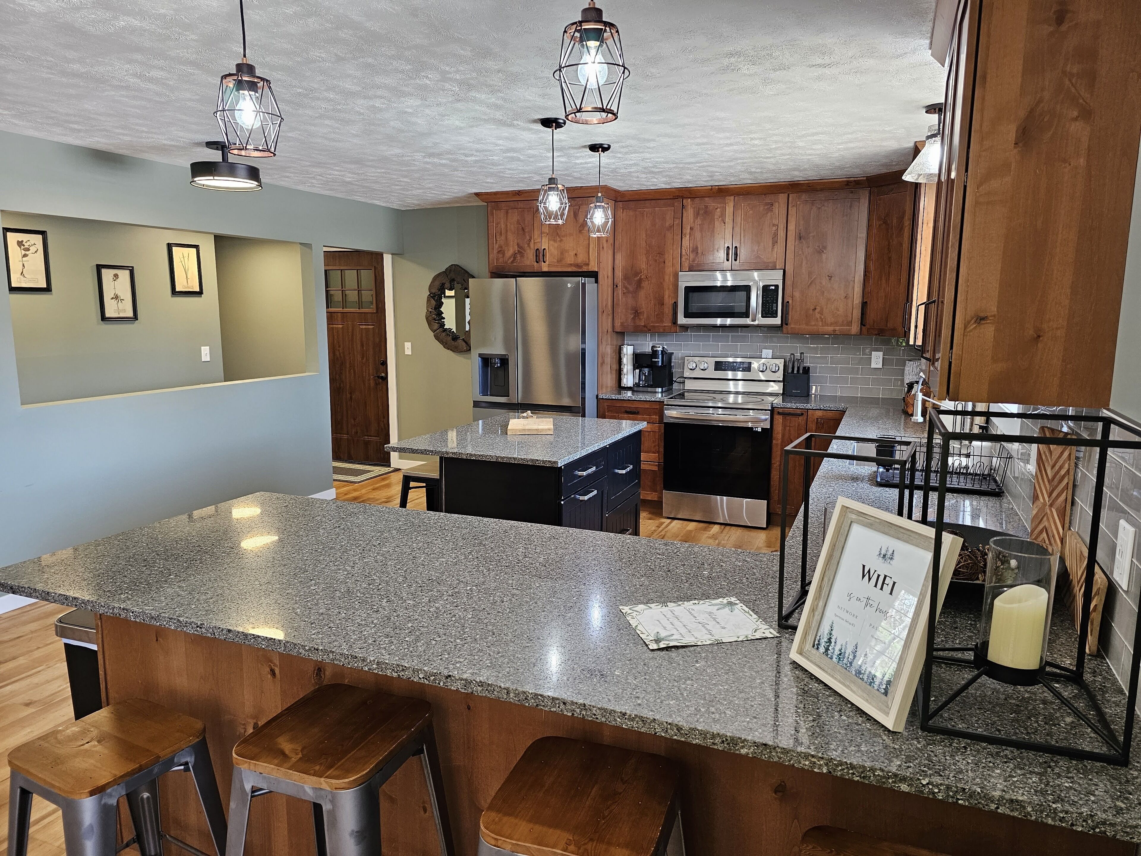 Jääkaappi, mikroaaltouuni, uuni, liesi