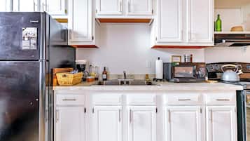 Full-size fridge, microwave, oven, stovetop