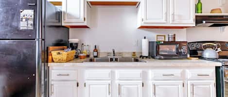 Full-sized fridge, microwave, oven, stovetop