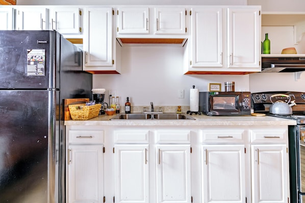Full-sized fridge, microwave, oven, stovetop
