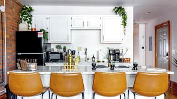 Full-sized fridge, microwave, oven, stovetop