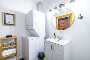 Douche, douche à « effet pluie », articles de toilette gratuits