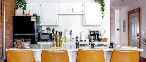 City loft | Privékeuken | Een koelkast met diepvriezer, een microgolfoven, een oven, een kookplaat