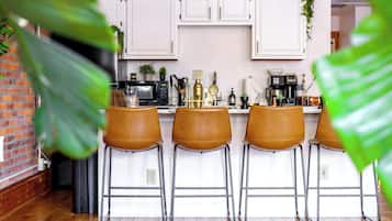 Full-size fridge, microwave, oven, stovetop