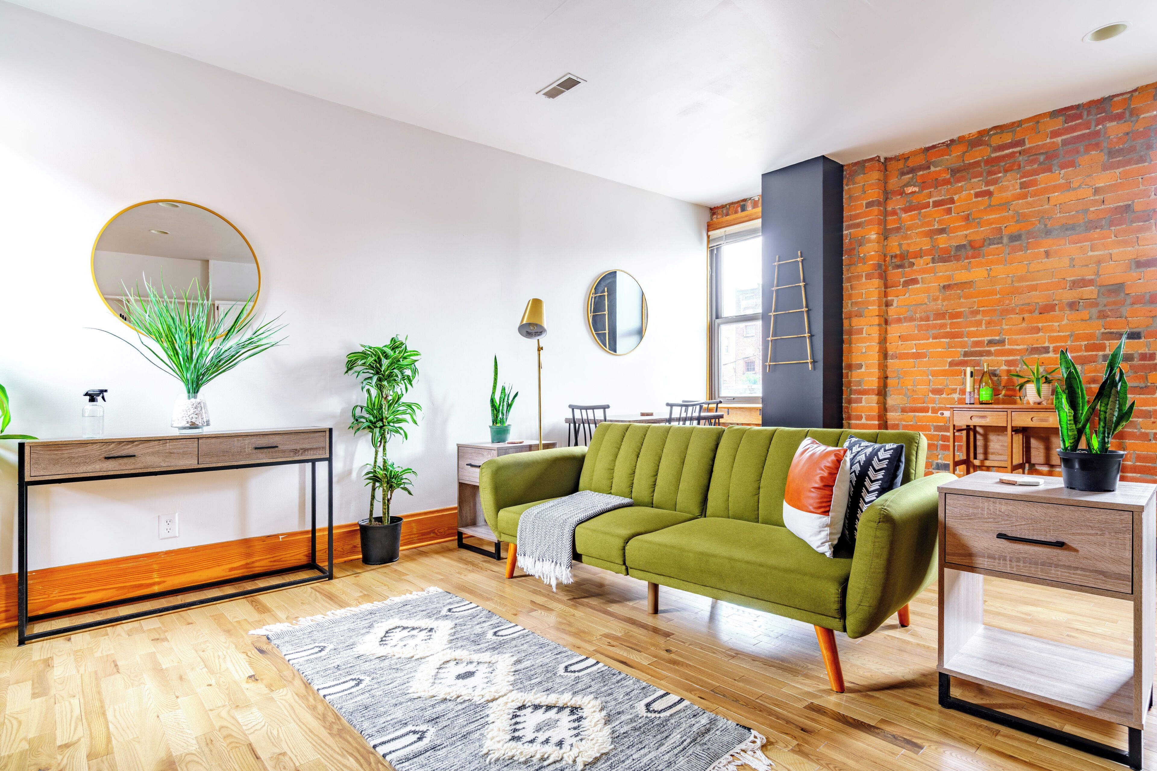 Loft urbano | Área de sala de estar | Smart TV de 55 pulgadas con canales digitales, televisión y Netflix 
