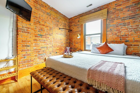 1 bedroom, Egyptian cotton sheets, premium bedding, memory foam beds