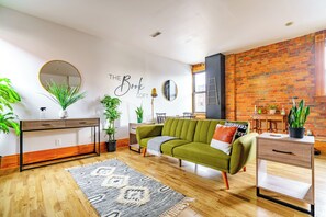 Living area - Jungle House Luxury Lofts – Short North High Street (Columbus)