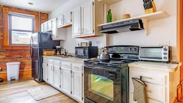 Full-sized fridge, microwave, oven, stovetop