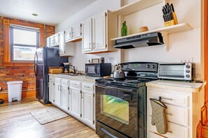 Full-size fridge, microwave, oven, stovetop