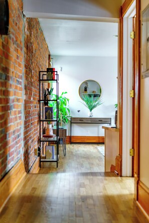 32-inch Smart TV with digital channels, TV, Netflix