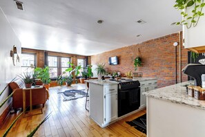 Refrigerador con freezer, microondas, horno, placa de cocina