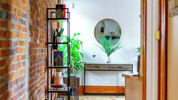 Een 32-inch smart-tv met digitale zenders, een televisie en Netflix