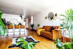 Smart TV de 55 pulgadas con canales digitales, televisión y Netflix