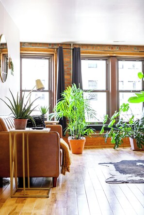 Casa on High | Egyptian cotton sheets, premium bedding, memory foam beds, free minibar - Jungle House Luxury Lofts – Short North High Street (Columbus)