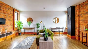 City-Loft | Wohnbereich | 55-Zoll-Smart-TV mit Digitalempfang, Fernseher, Netflix