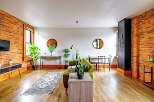 City Λοφτ | Περιοχή καθιστικού | Τηλεόραση Smart 55 ιντσών με ψηφιακά κανάλια, τηλεοράσεις, Netflix