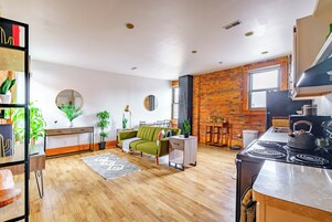 Loft City | Zona de estar | Una Smart TV, Netflix, Hulu, libros