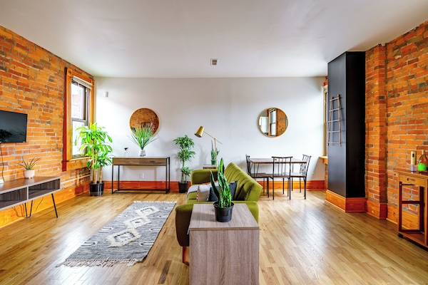 32-inch Smart TV with digital channels, TV, Netflix