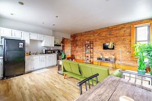 Loft urbà | Sala d'estar | Televisor intel·ligent, Netflix, Hulu i serveis de streaming