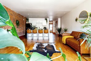 55-inch Smart TV with digital channels, TV, Netflix - Jungle House Luxury Lofts – Short North High Street (Columbus)