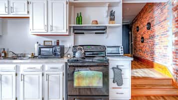 Book Loft | Private kitchen | Full-sized fridge, microwave, oven, stovetop
