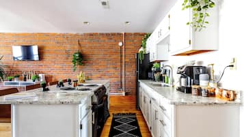 Geladeira grande, micro-ondas, fogão, cooktop