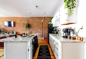 Großer Kühlschrank, Mikrowelle, Ofen, Herdplatte