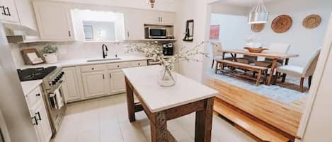 Kylskåp, mikrovågsugn, ugn och spishäll