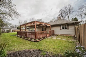 Property grounds - Charming 3 Bedroom Ranch by downtown Peoria & OSF! (Peoria)