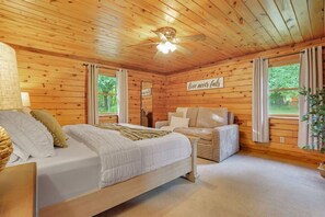 9 habitaciones, escritorio y tabla de planchar con plancha