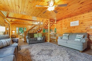 Smart TV, chimenea, futbolito y tenis de mesa 