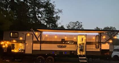 Private Upscale Cabin, secluded w/pool and hot tub