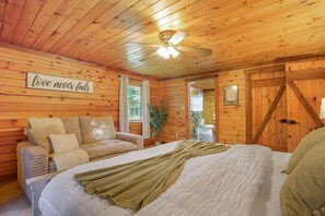 9 Schlafzimmer, Schreibtisch, Bügeleisen/Bügelbrett, Reisekinderbett