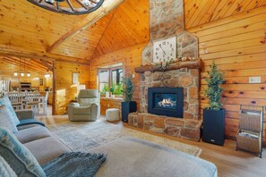 Smart TV, chimenea, mesa de ping pong