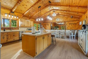 Fridge, microwave, oven, stovetop - Luxury Retreat in the heart of Perry County, PA. There are plenty of amenities for the whole family to enjoy! (Elliottsburg)