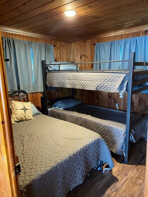 2 bedrooms, WiFi, bed sheets - Lake/beach front property with kayaks, pedal boat, & row boat, near Tawas Bay (National City)
