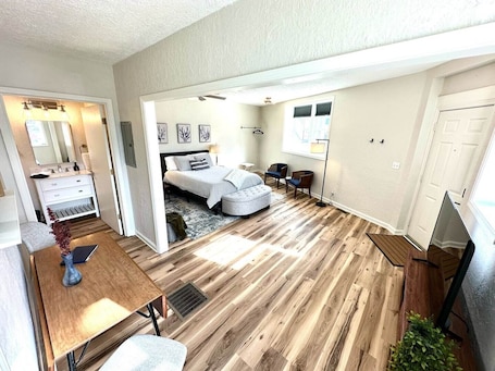 Travel cot, free WiFi, bed sheets, wheelchair access. University Suite "A"