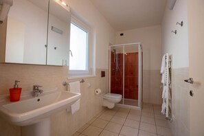 Dusche, Haartrockner, Bidet, Handtücher