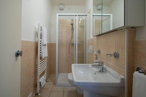 Dusche, Haartrockner, Bidet, Handtücher