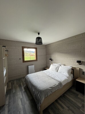 2 bedrooms, iron/ironing board, travel crib, free WiFi