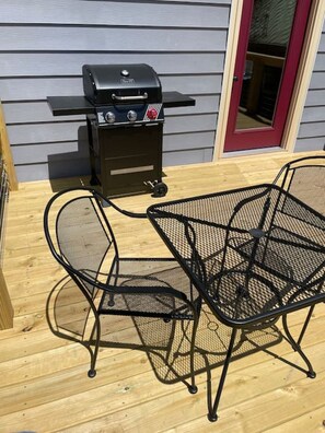 Outdoor dining - Lake Life Upper Apt-1 min walk to Lk J Assembly-10 min to Waynesville & BR Pkwy (Lake Junaluska)