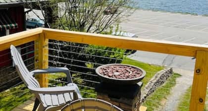 Lake Life Upper Apt-1 min walk to Lk J Assembly-10 min to Waynesville & BR Pkwy