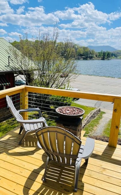 Lake Life Upper Apt-1 min walk to Lk J Assembly-10 min to Waynesville & BR Pkwy