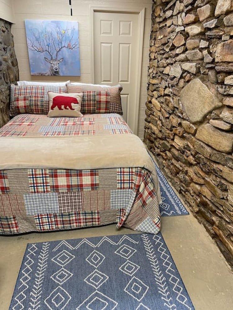 Rock Wall Retreat1 min walk to Lake J Assembly10 min to Waynesville